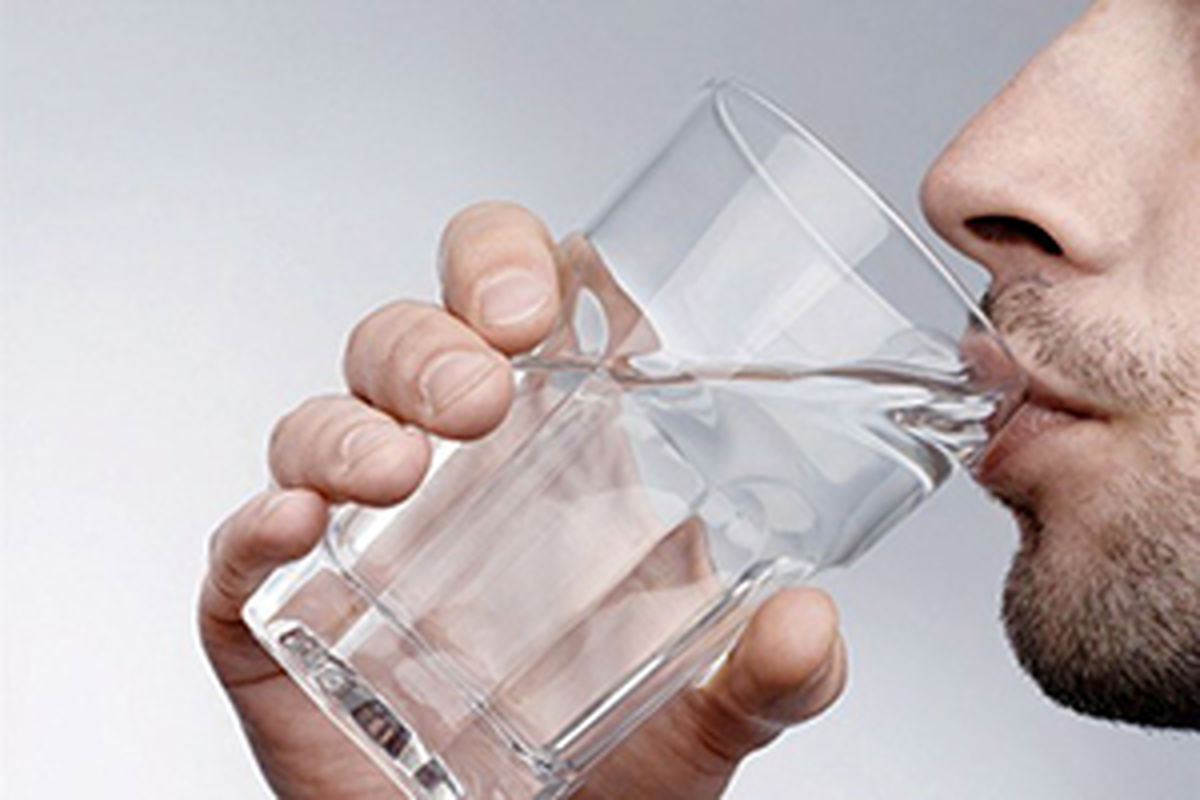 خوردن ۸ لیوان آب در روز ضروری نیست