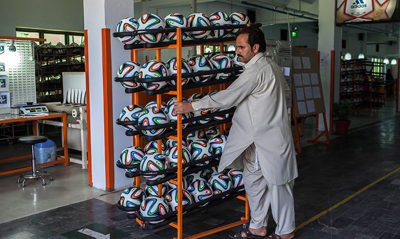 پاکستان؛ تولیدکننده ۷۰ درصد توپ فوتبال در جهان