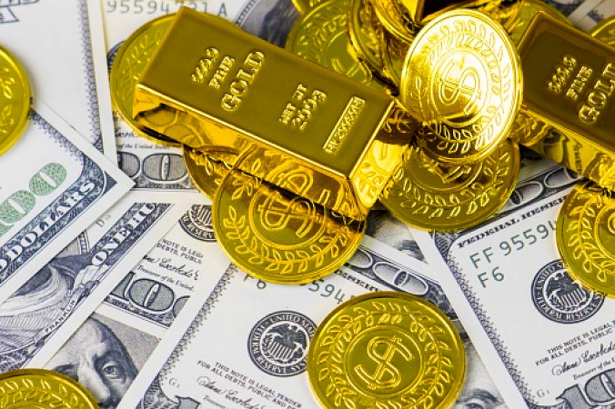 در سال آینده طلا بخریم یا دلار؟
