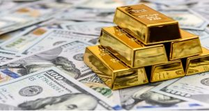 در دلار سرمایه‌گذاری کنیم یا طلا؟/ کدامیک بهتر است؟