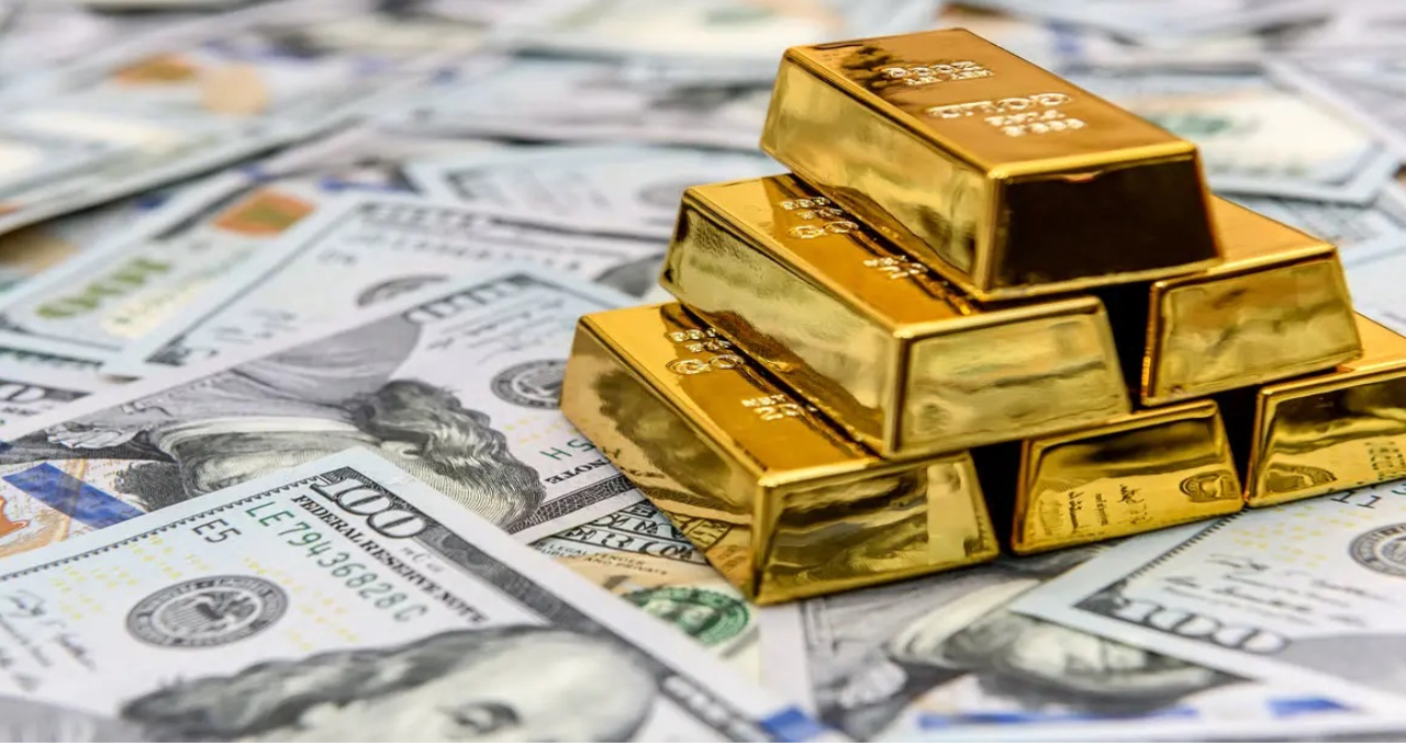 در دلار سرمایه‌گذاری کنیم یا طلا؟/ کدامیک بهتر است؟