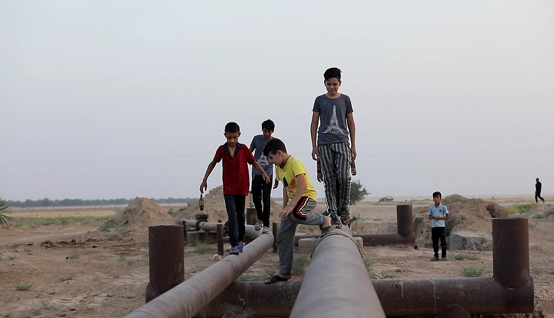 داستان غم انگیز روستایی که در محاصره چاه های نفت است!