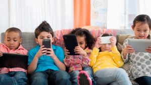 چگونه فرزندانمان را از موبایل و اعتیاد به آن دور کنیم؟