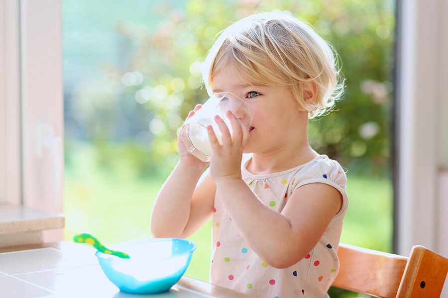 هر کودک روزانه چقدر باید شیر بنوشد؟