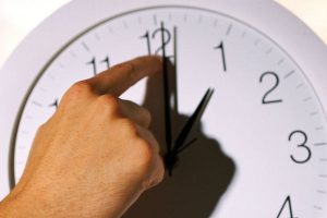 مزایا و معایب تغییر ساعت رسمی کشور چیست؟