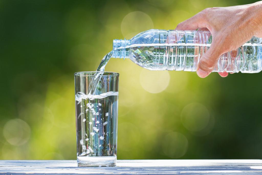 چرا نوشیدن آب معدنی تاریخ مصرف گذشته خطرناک است؟