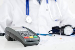 پزشکان حق دریافت مبلغ اضافی از بیماران به بهانه مالیات را ندارد