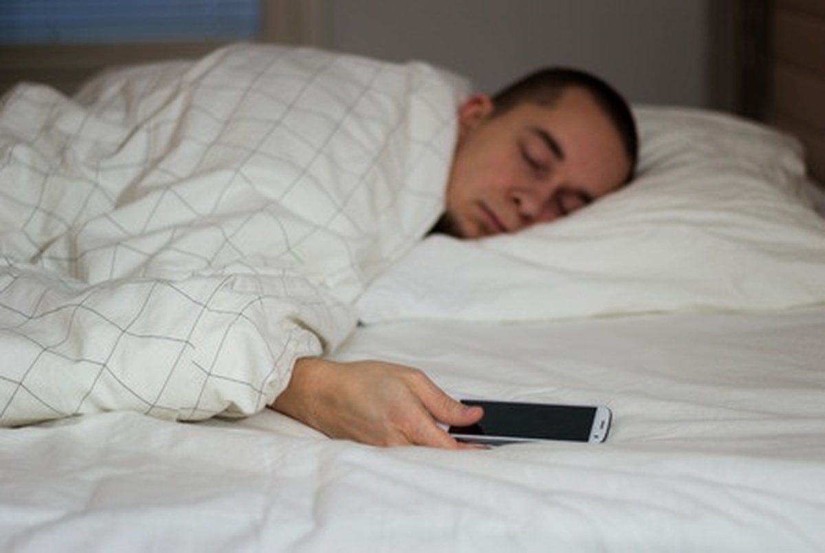 هنگام خوابیدن موبایل باید کجا باشد و چقدر فاصله داشته باشد؟