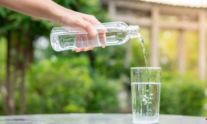 درست یا نادرست؛ خوردن ۸ لیوان آب در طول روز ضروری است؟/ آب معدنی بهتر است یا آب شیر؟
