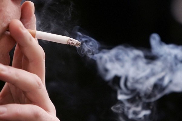چرا سیگاری ها افراد افسرده تری هستند؟
