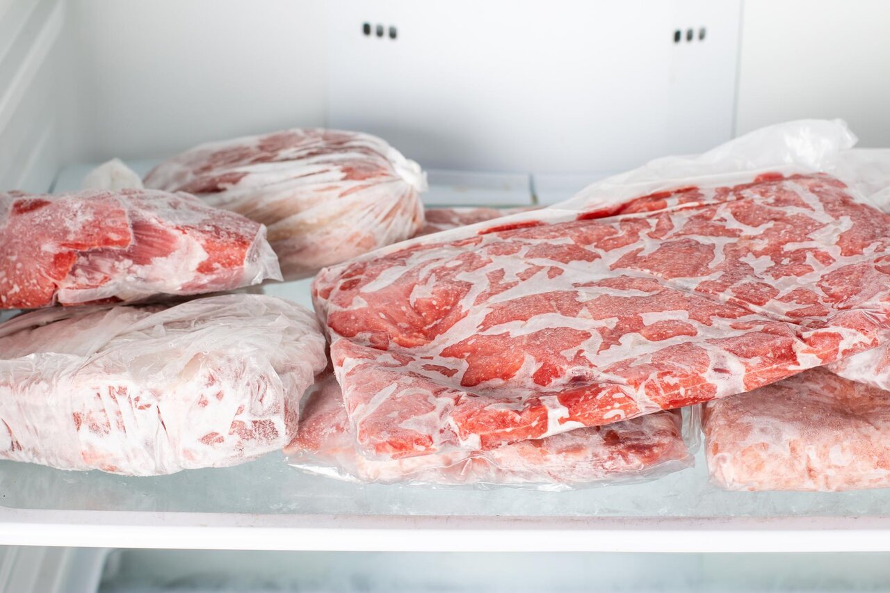 چند ترفند کاربردی برای باز کردن یخ انواع گوشت/ چرا بهتر است یخ گوشت را در آب سرد آب کنیم؟