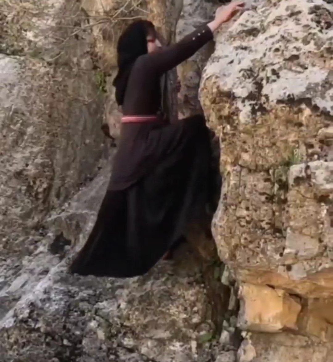 صحنه باورنکردنی بالارفتن یک زن بختیاری در کوهی صعب العبور+ فیلم کامل 