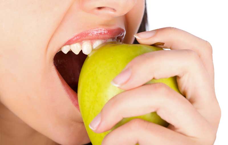 گاز زدن سیب باعث پوسیدگی دندان ها می‌شود؟