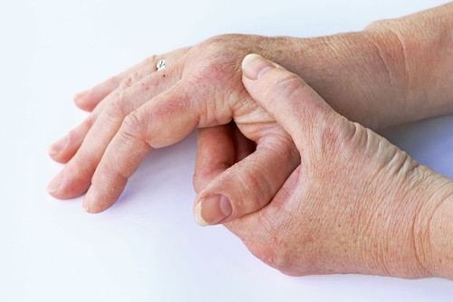 دلایل سفت شدن دست‌ها هنگام صبح/ چگونه عارضه سفتی دست را در خانه درمان کنیم؟