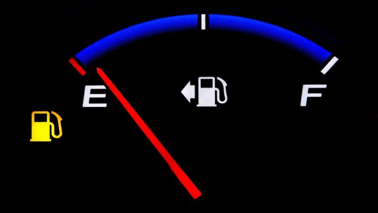 با چراغ اخطار بنزین روشن؛ چند کیلومتر دیگر می‌توان رانندگی کرد؟