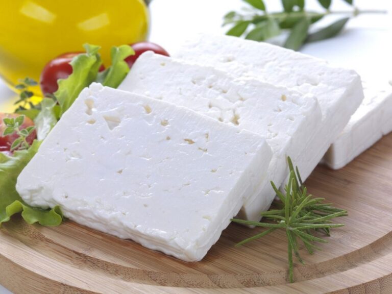 ۴ عارضه جانبی مصرف بیش از حد پنیر که باید بدانید!