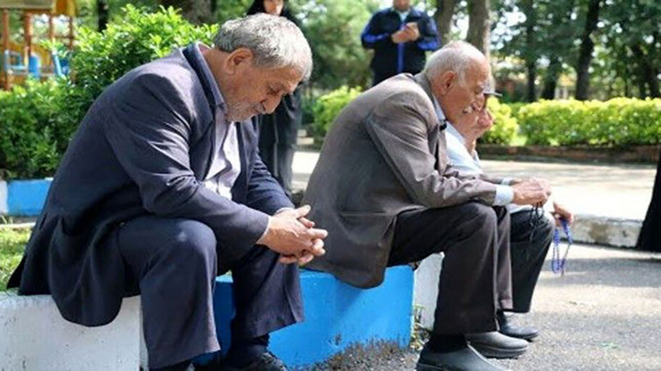 این دسته از بازنشستگان از دریافت وام ۵۰ میلیون تومانی حذف شدند