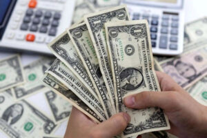 آخرین قیمت دلار امروز ۲ خرداد ۱۴۰۴/  دلار به کانال ۷۰ هزار تومان برمی‌گردد؟ 