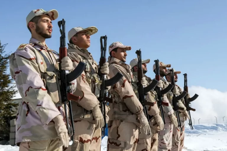 از خدمت این گروه از سربازان یک ماه کسر می‌شود