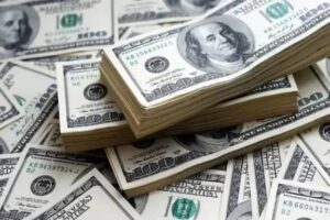 دلار در مسیر صعود تا ۱۴۰ هزار تومان؟/ هشدار درباره اثر تورم و مکانیزم ماشه بر بازار ارز