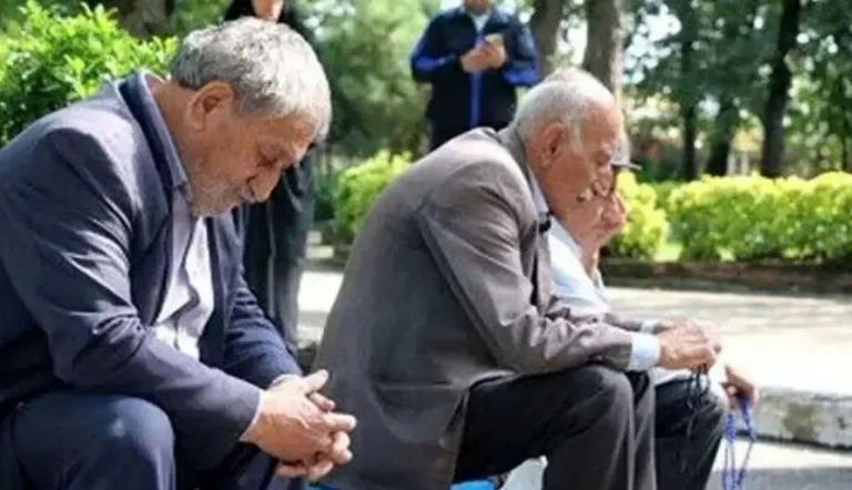 بازنشستگان بخوانند؛ اگر از حقوق شهریورتان کسر شد با این شماره تماس بگیرید