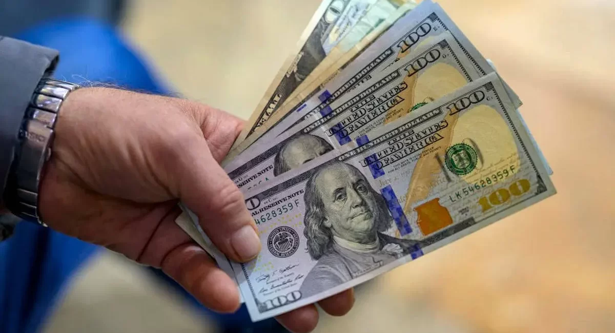 کاهش دلار بعد از عبور از کانال ۱۶۰ هزار تومان؛ بازار در وضعیت انتظار