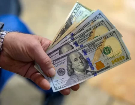 کاهش دلار بعد از عبور از کانال ۱۶۰ هزار تومان؛ بازار در وضعیت انتظار