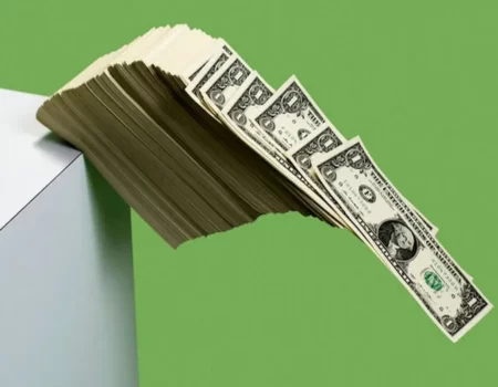 سقوط دلار در آغاز هفته